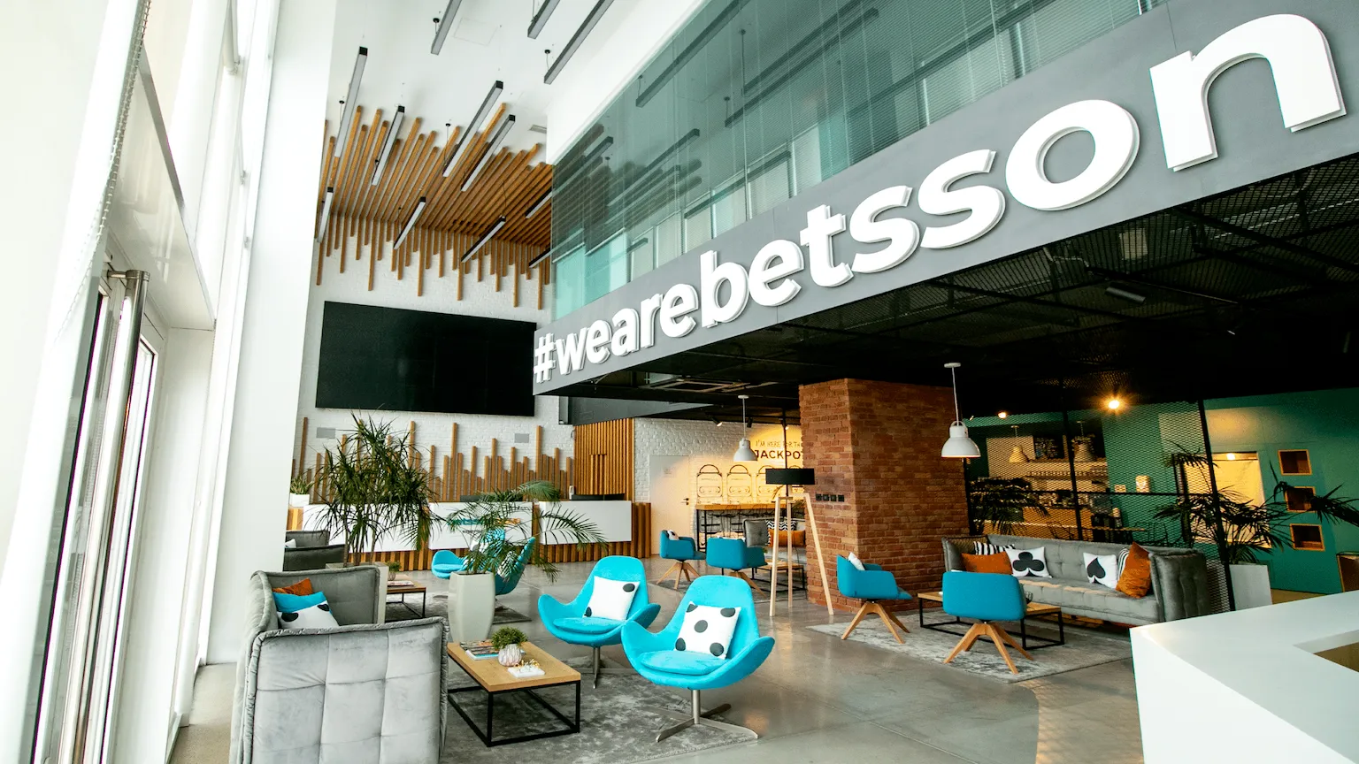 Betsson Foundationin perustamista ja urheilu- sekä yhteisöhankkeita kuvaava uutiskuva