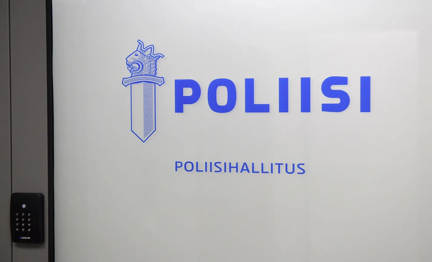 Poliisihallituksen rahapelimainonnan valvontaa kuvaava uutiskuva, jonka aiheena ovat markkinointikiellot ja maksettaviksi määrätyt uhkasakot Suomessa