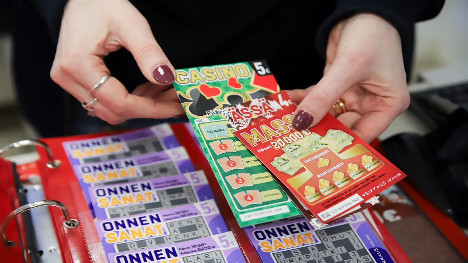 Veikkauksen raaputusarpojen lahjaksi antamista koskevan lakimuutoksen kuvitus