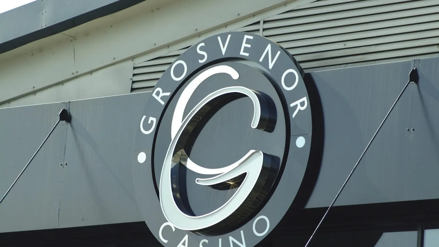 Britannian Grosvenor-kasinoiden pelaajansuojaa ja Rank Groupin viiden miljoonan punnan viranomaissovintoa käsittelevän uutisen kuvitus